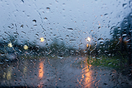 滴在雨中车玻璃上落下雨水驾驶城市图片