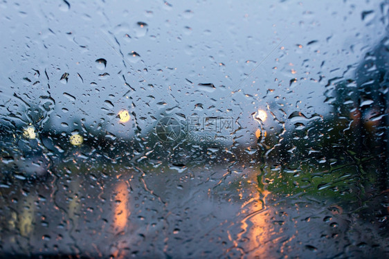 滴在雨中车玻璃上落下雨水驾驶城市图片