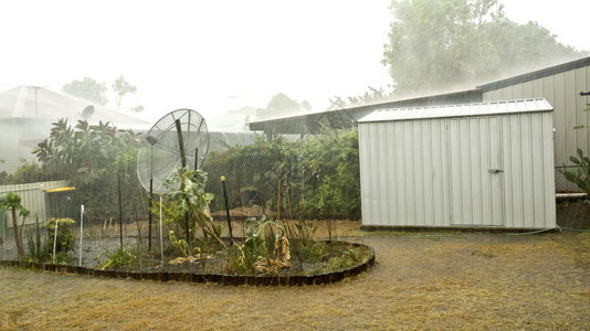 雷雨在澳洲昆士兰的暴风夏季雨中量澳大利亚图片