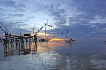 早晨泰国Phatthalung省渔夫高斯村的景观钓鱼图片