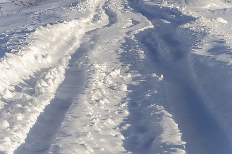 天雪堆抽象的深桑尼冬日路上铺满了雪铁轨图片