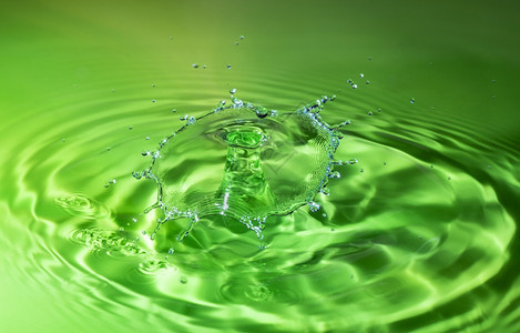 绿色水滴在无缝表面的碰撞美丽凉爽坠落图片