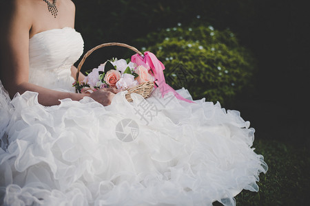 新娘在婚礼仪式上的花束图片