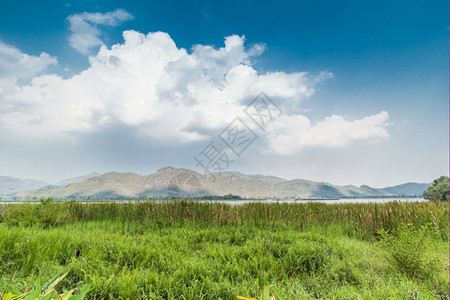 蓝色的泰国卡伦查纳布里水库附近的山地和天空风景树旅行图片