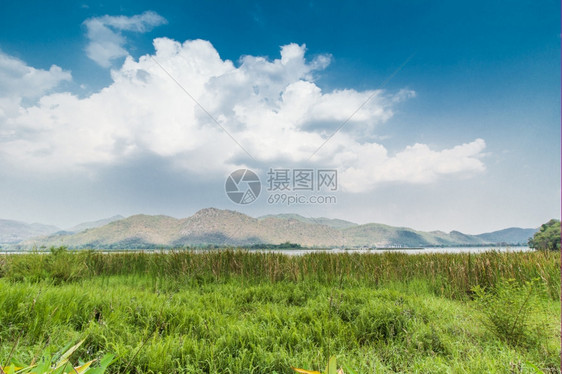 蓝色的泰国卡伦查纳布里水库附近的山地和天空风景树旅行图片