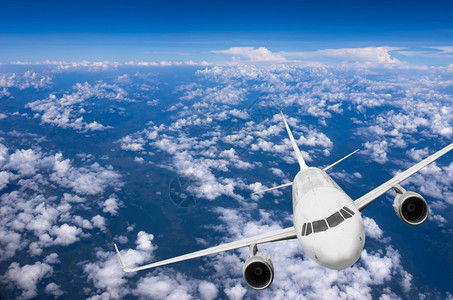 技术喷射高的飞机越云层上空中飞翔图片