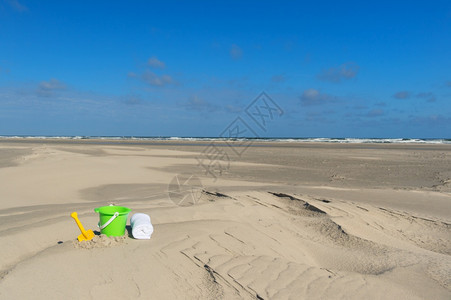 丰富多彩的空海滩玩具沙丘景观图片