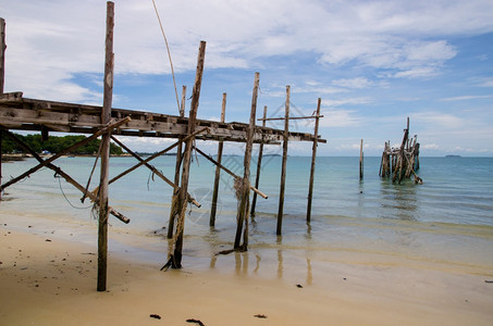 海滩洋沙上的旧桥木头图片