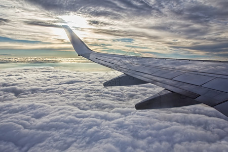 假期窗户天线日落云和飞机翼从的窗口看到图片