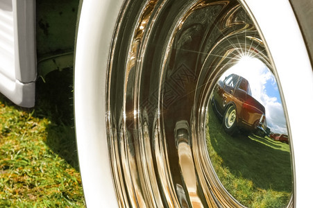 汽车轮胎的镜面反射图片