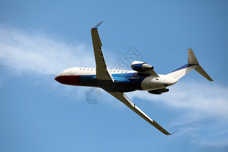 旅行飞蓝色天空中的飞机车辆图片