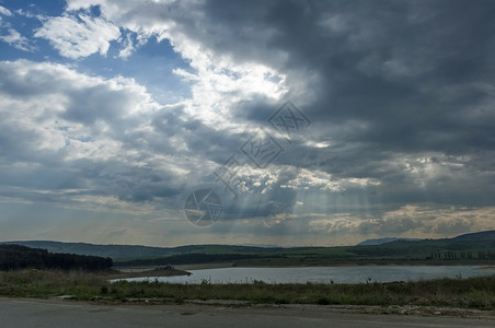 如画乡村的观察保加利亚深带木头的河流Thruma附近的人工湖或水库斯特玛图片