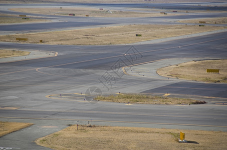 铺有沥青和草的机场跑道详细的情飞机场一种颜色图片
