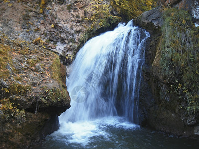 岩石高加索人爬坡道蜜蜂瀑布和秋天北考卡图片