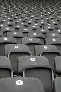 体育场各排座位长椅等待准备好背景图片