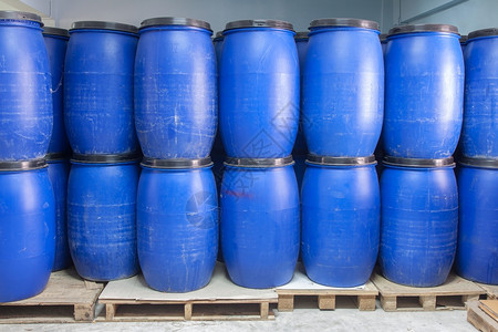 行业蓝色塑料桶在调板上的堆叠中含有化学物质水鼓图片