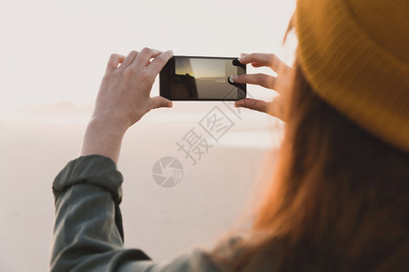 屏幕女人用她的手机拍一张照电话女士图片