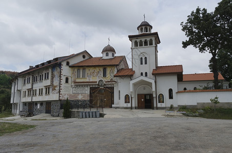 屋顶塔鹿林查看保加利亚卢林山圣佩特卡修道院的主要入口图片
