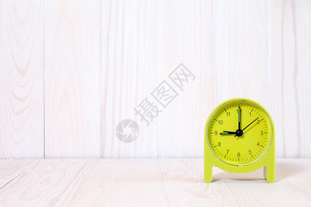 分钟桌子小时木本背景的绿色闹钟带文本复制空间图片