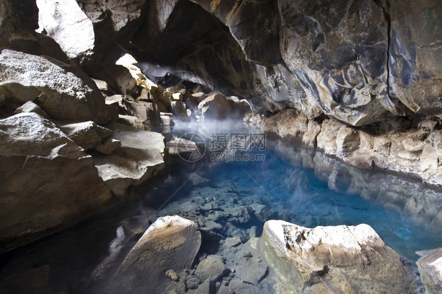 冰岛北部Myvatn地区一座热泉喷的火山形成洞穴地下汽米湖图片