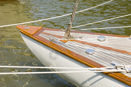 经典造木帆船的弓头用林木绳子大胆和茶板福斯特甲大胆的图片