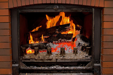夜晚烟囱火家内温暖的壁炉图片