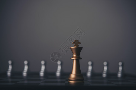 玩战斗女王黑暗背景下的国际象棋王和骑士设置领导者和黑暗背景下的国际象棋王和骑士设置领导者和成功的团队合作理念图片