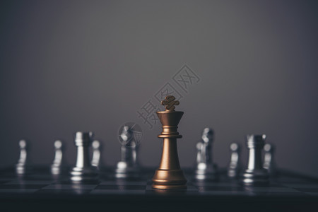 黑暗背景下的国际象棋王和骑士设置领导者和黑暗背景下的国际象棋王和骑士设置领导者和成功的团队合作理念运动战略白色的图片