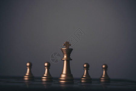 移动战略斗黑暗背景下的国际象棋王和骑士设置领导者和黑暗背景下的国际象棋王和骑士设置领导者和成功的团队合作理念图片