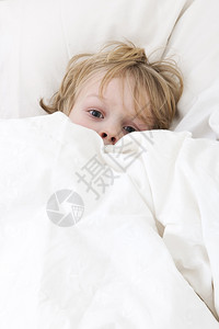 幼儿躺在床上醒着睁大眼睛遮面害怕被他做恶梦吓得不敢入睡害怕的金发吓坏了图片