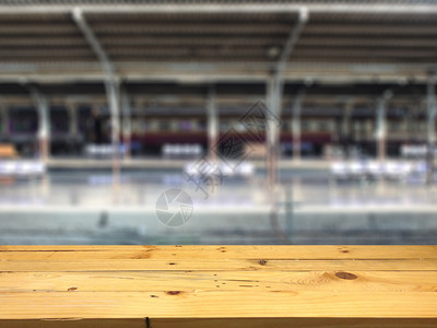 铁路城市的商业空木制桌间平台和模糊的火车站平台背景供产品展出显示时使用图片