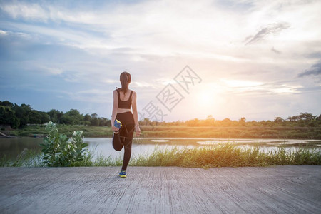 快乐的男人情侣在日落时的爱情剪影女士图片