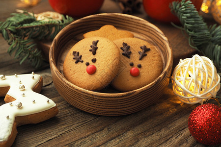 杯子木制的姜饼加兰圣诞舞会和木本底的松树枝中鹿脸饼干冷杉图片