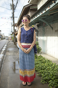 时尚好的身着泰国传统服装露天的美丽亚洲女常设图片