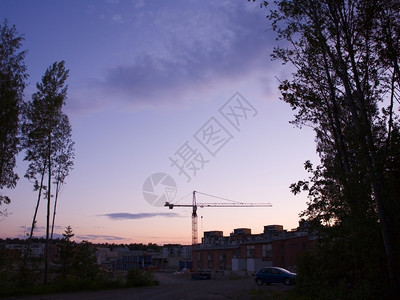 夜晚早晨加载建筑工地的起重机图片