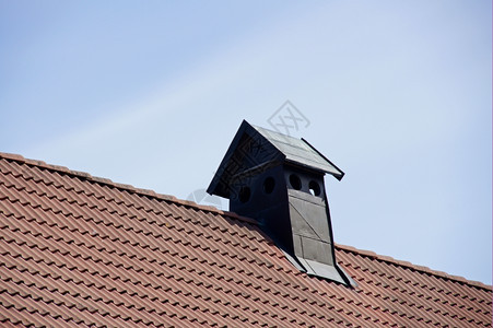 金属的工程在瓷砖屋顶上通风管道建筑学图片