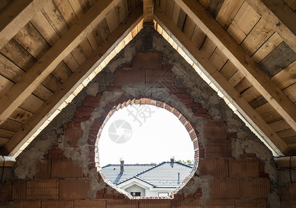 框架屋顶木制的新建筑房中木梁束图片