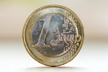 模糊的储蓄富裕一个欧元硬币在模糊背景上被孤立图片