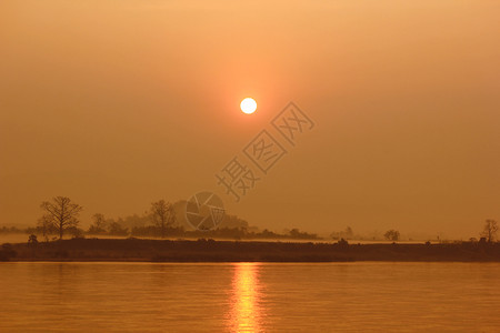 湖面落日的夕阳图片