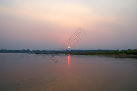 云早晨美丽的日出在河上如自然背景一样图片
