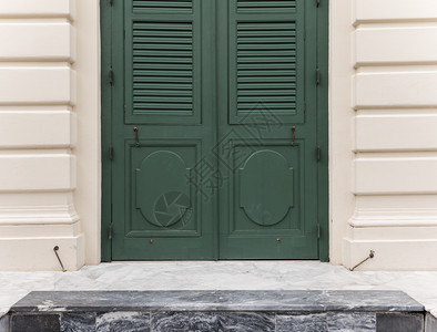 拱形的锁楼梯欧洲风格房屋的绿色木门图片