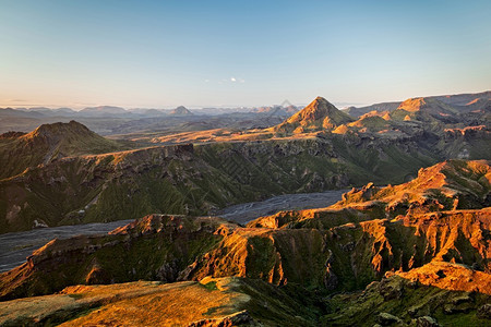 水平的风景优美在日落时从山顶上看到索摩克山脉在日落时见冰岛索摩克山脉冰岛图片