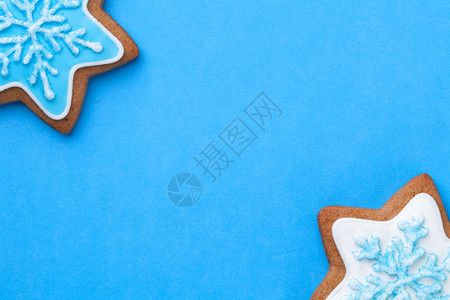 圣诞蓝背景和姜饼干复制空间视图来自上方圣诞节制房间图片