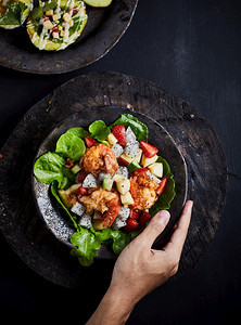 美味的饭新鲜健康虾沙拉和深底水果上的蔬菜餐厅黑暗的莴苣图片
