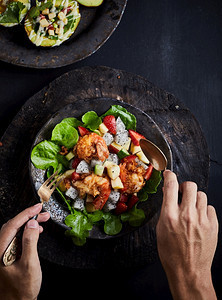 午餐美味的饭新鲜健康虾沙拉和深底水果上的蔬菜美食莴苣图片