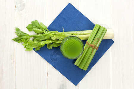 有机的饮食绿色蔬菜果汁白木本底有烧菜机芹图片