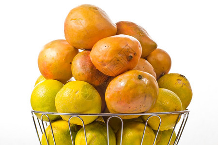 食用美味的熟橙子和芒果堆在一个银水果碗里维他命多汁图片