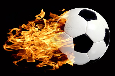 闲暇娱乐热的照片皮革足球在火焰中的空气飞跃图片