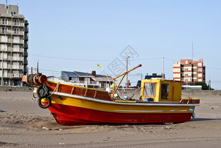 导航车辆船头在海滩上捕鱼的渔船图片