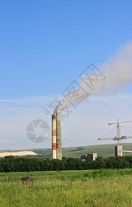 蔚蓝工厂水泥的烟堆夏季风景工业的图片